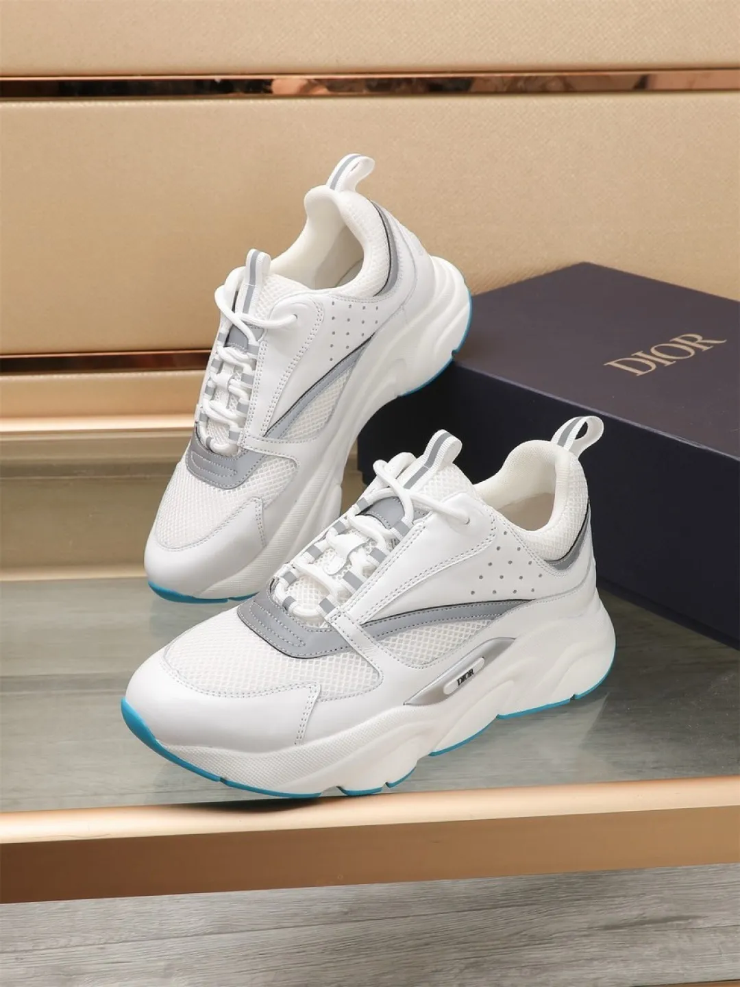 Men's shoes 💰P460💰【Dior】Dior✨ is online at the same time👏 This casual sneaker is a new product in the series and continues Di*r's classic style. The upper is made of original mesh and cow leather, with a two-color textured outsole, and the brand's iconic details on the rear collar and heel to enhance the style. Fashionable and versatile. Wear it with jeans or slacks for a casual look. Size: 38-44 (45 customized)